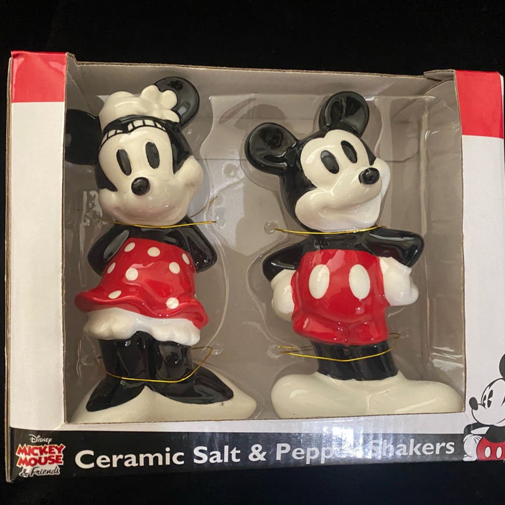 Mickey Mouse & Friends Ceramic Salt & Pepper shakers. Black and White Disney